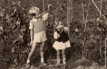 Fabrizio con il fratello Mauro nel 1943 alla Cascina dell'Orto di Revignano d'Asti.