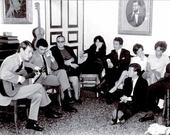 Fabrizio canta per alcuni amici a casa di Lorenza Bozano, fra gli ospiti anche Ave Ninchi e Anna Magnani, Genova 1966