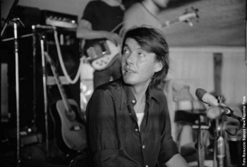 Fabrizio durante il soundcheck prima del concerto d'esordio a La Bussola di Viareggio, 15 marzo 1975