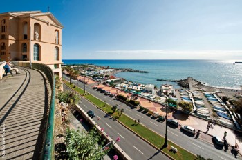 Il lungomare di corso Italia che collega la Foce a Boccadasse e tanti “luoghi sacri” della fanciullezza e adolescenza di Fabrizio