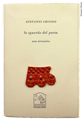 Giovanni Chinosi dedica a Fabrizio un suo pezzo ceramico ispirato a «Il suonatore Jones» in uno dei libri di «Pulcinoelefante». Copertina della pubblicazione «Lo sguardo del poeta. Una terracotta», 2006