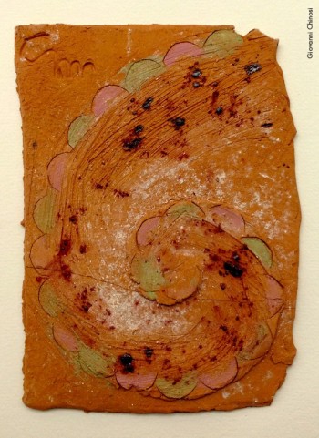 Giovanni Chinosi dedica a Fabrizio un suo pezzo ceramico ispirato a «Il suonatore Jones» in uno dei libri di «Pulcinoelefante». Opera contenuta nella pubblicazione «Lo sguardo del poeta. Una terracotta», 2006