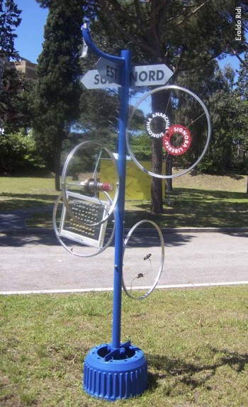 Installazione realizzata da Eraldo Ridi in occasione dell'intitolazione del Centro Giovani di Piombino a Fabrizio De André, 2009