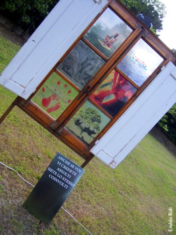 Installazione realizzata da Eraldo Ridi in occasione dell'intitolazione del Centro Giovani di Piombino a Fabrizio De André, 2009