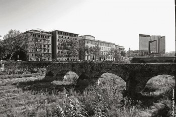 Lo scheletro del ponte di sant’Agata, distrutto nell’alluvione del 1970 e cantato da Fabrizio in Dolcenera