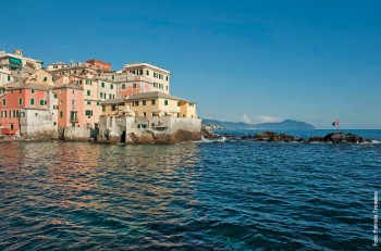 Sugli scogli di Boccadasse una piccola bandiera rossoblu, gli stessi colori del cuore di Fabrizio