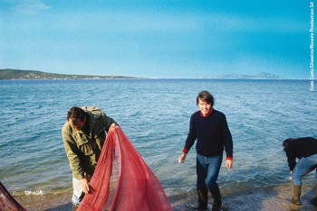 Fabrizio con alcuni pescatori a Porto Pozzo in Sardegna